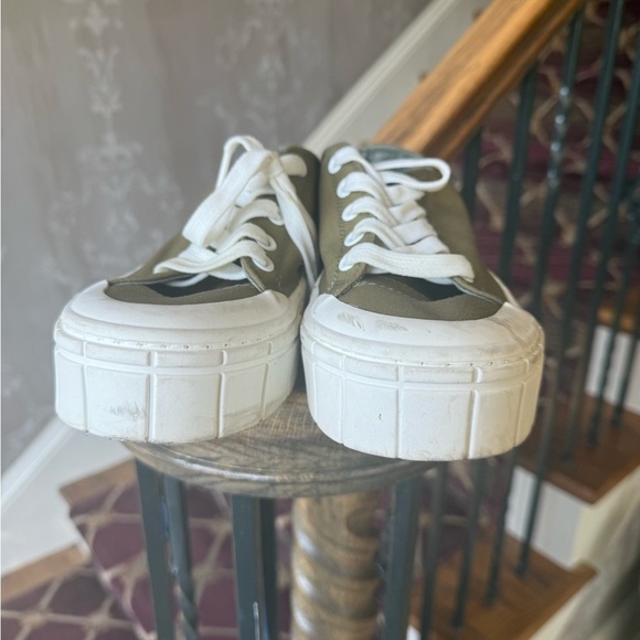 MADLOVE ladies, olive green platform sneaker excellent condition size 9 - Picture 3 of 11